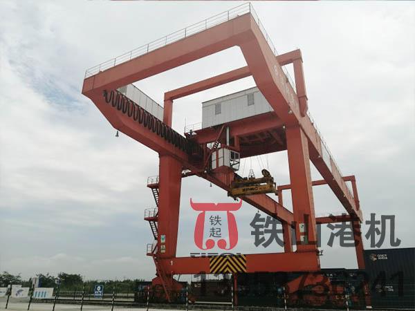 福建福州軌道式集裝箱龍門吊廠家軌道式集裝箱門式起重機結(jié)構堅固可靠